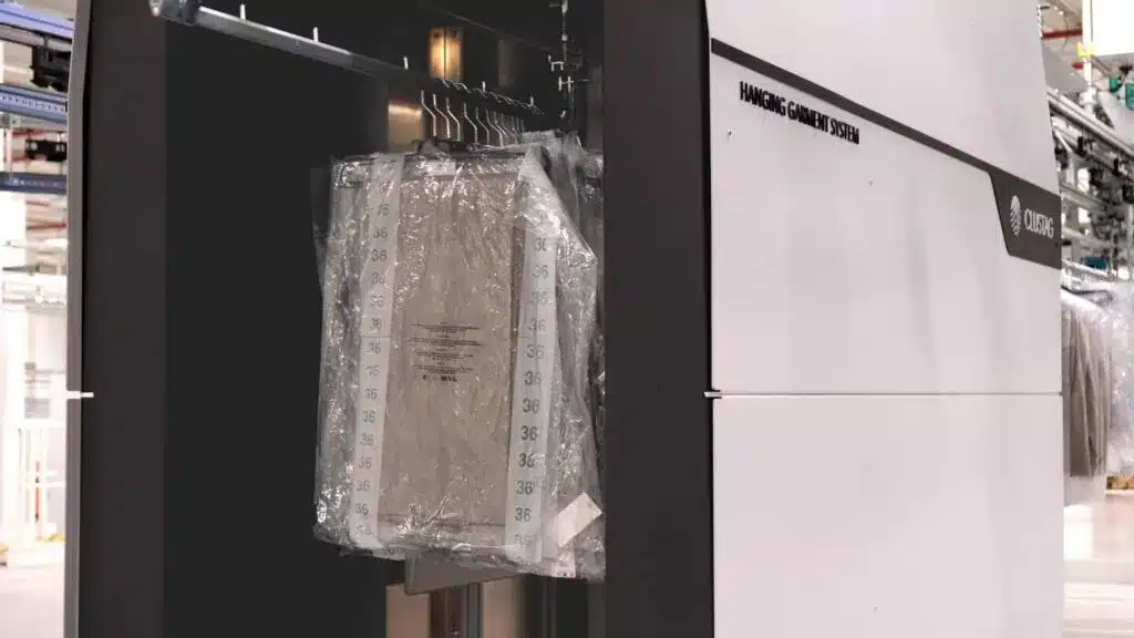 Sistema de prendas colgadas de Clustag con soluciones RFID para el comercio minorista.