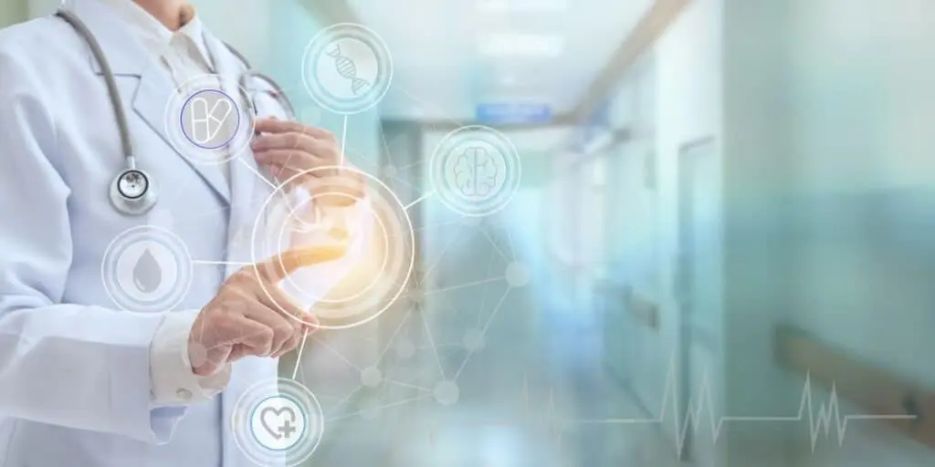 Interfaz virtual RFID para el sector salud: seguimiento en tiempo real de activos médicos Doctor interactuando con íconos médicos virtuales en una tableta, ilustrando una interfaz de seguimiento de datos de RFID en el sector salud.