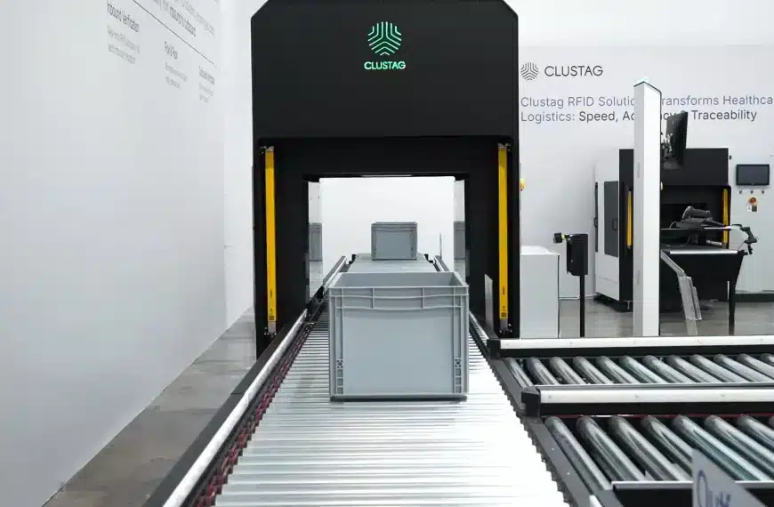 Sistema de túnel RFID y cinta transportadora en el Clustag Customer Experience Center, mostrando soluciones RFID inteligentes para la visibilidad global de la cadena de suministro y la eficiencia en intralogística.<br>