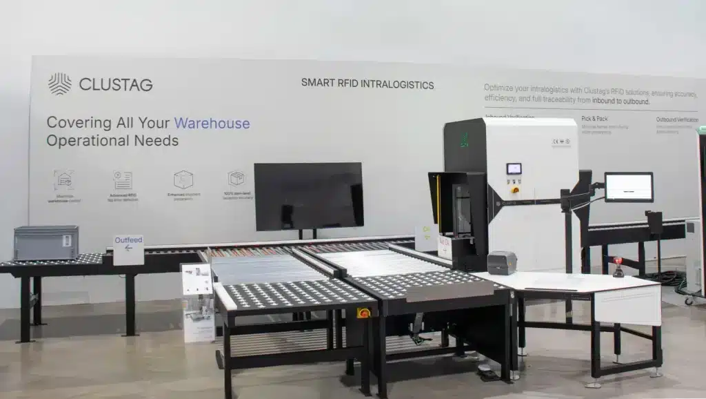 Configuración Smart RFID de Clustag para intralogística con sistemas de transporte, túnel RFID y estaciones de control para la automatización del almacén y la eficiencia operativa en el Customer Experience Center.<br>