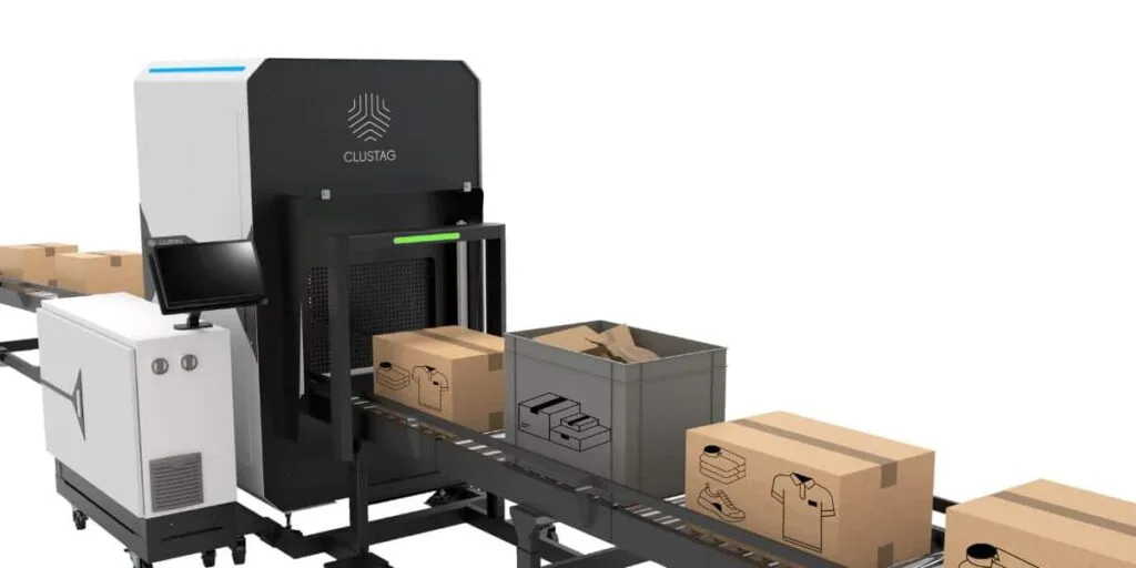 Escáner de inventario sobre cinta con túneles RFID blindados de Clustag Túneles RFID blindados de Clustag escaneando cajas sobre una cinta transportadora para un seguimiento de inventario en tiempo real y 100 % preciso.
