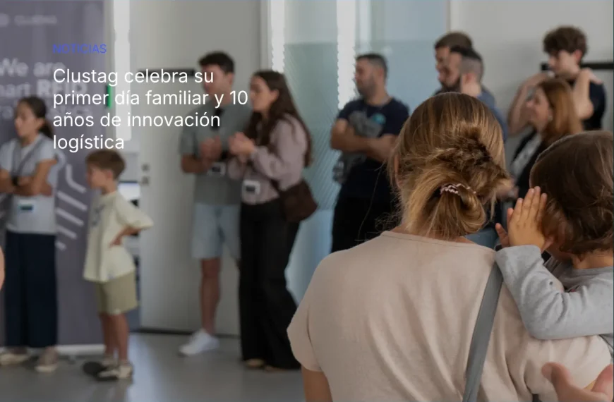 Personas en el día familiar de Clustag atendiendo una charla