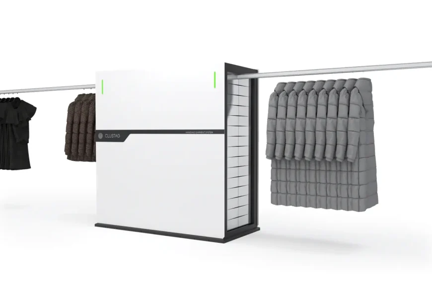 Estación RFID garment on hanger de Clustag leyendo prendas colgadas en un transportador GOH para realizar verificación automatizada y trazabilidad.