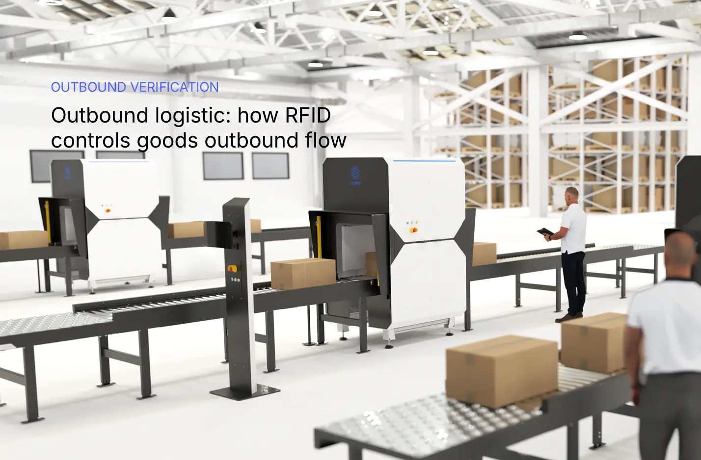 Hombres en un almacén procesando cajas en un túnel RFID durante el proceso de verificación de salida.