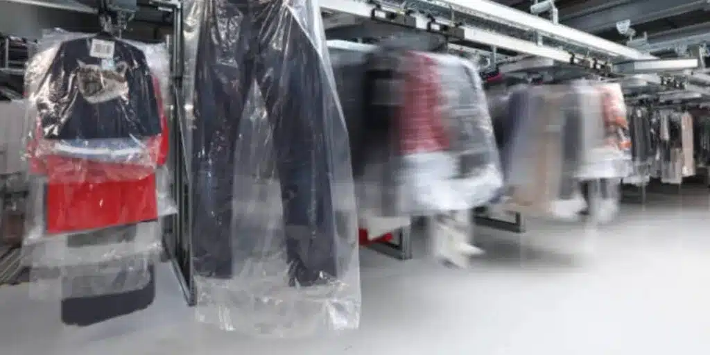 Manejo automatizado de prendas que muestra soluciones RFID para el sector retail.